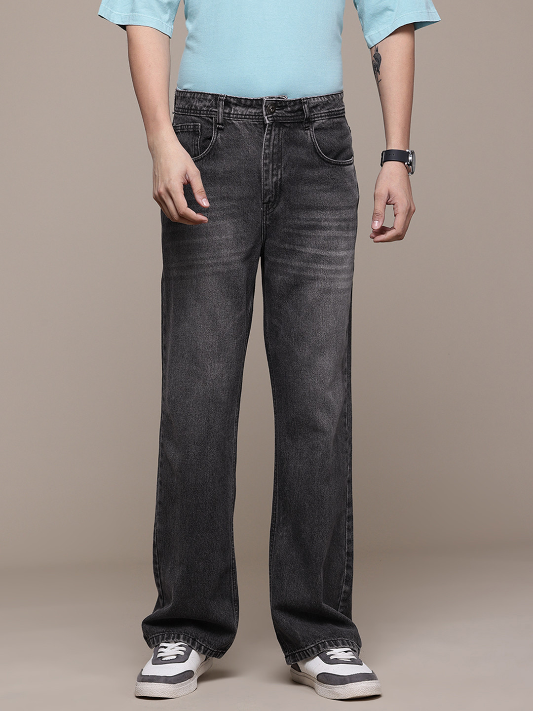 

The Roadster Lifestyle Co. Men Mid-Rise Pure Cotton Light Fade Flared Jeans, Charcoal