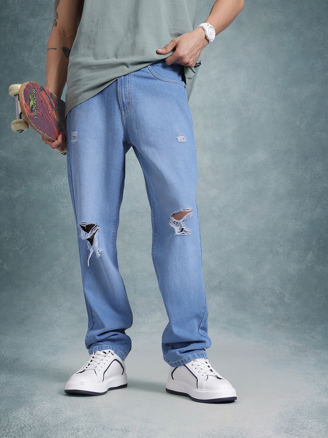 

The Roadster Life Co. Men Relaxed Fit Mildly Distressed Light Fade Jeans, Blue