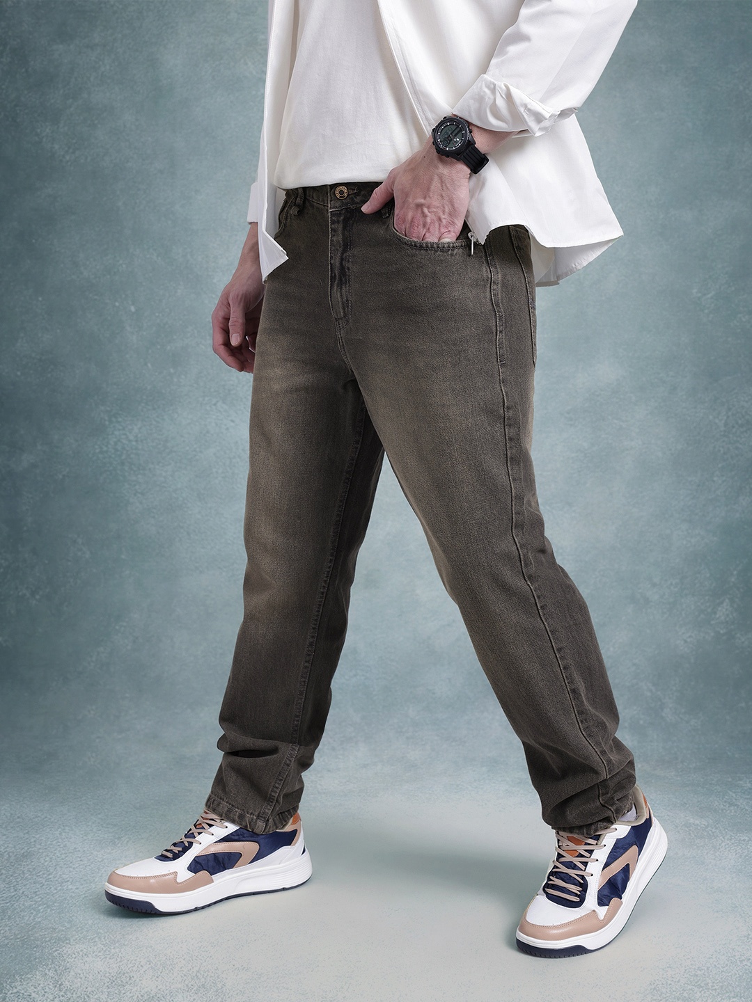 

The Roadster Life Co. Men Relaxed Fit Faded Jeans, Charcoal