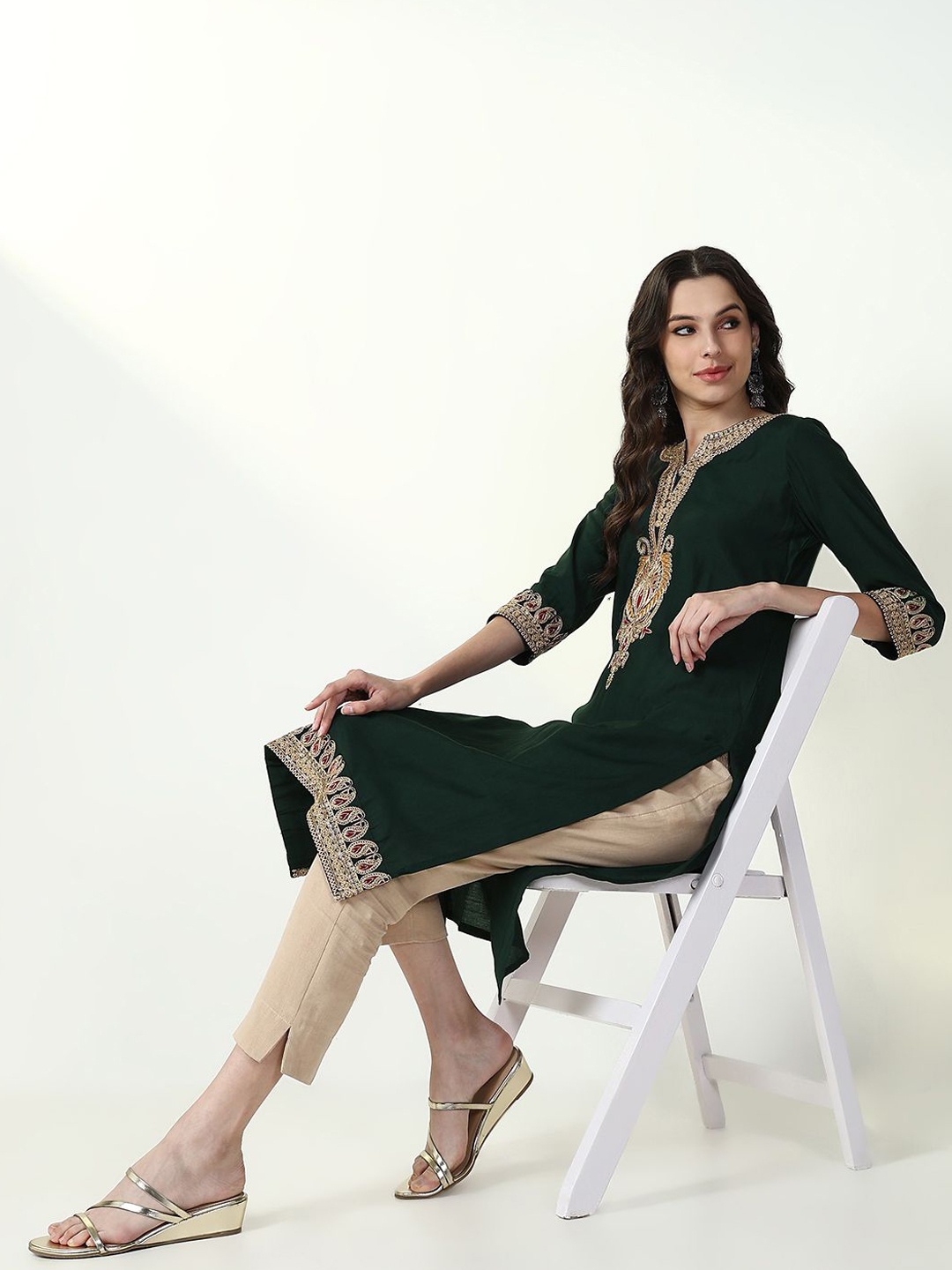 

SHOWOFF Ethnic Motifs Embroidered Thread Work Straight Kurta, Green