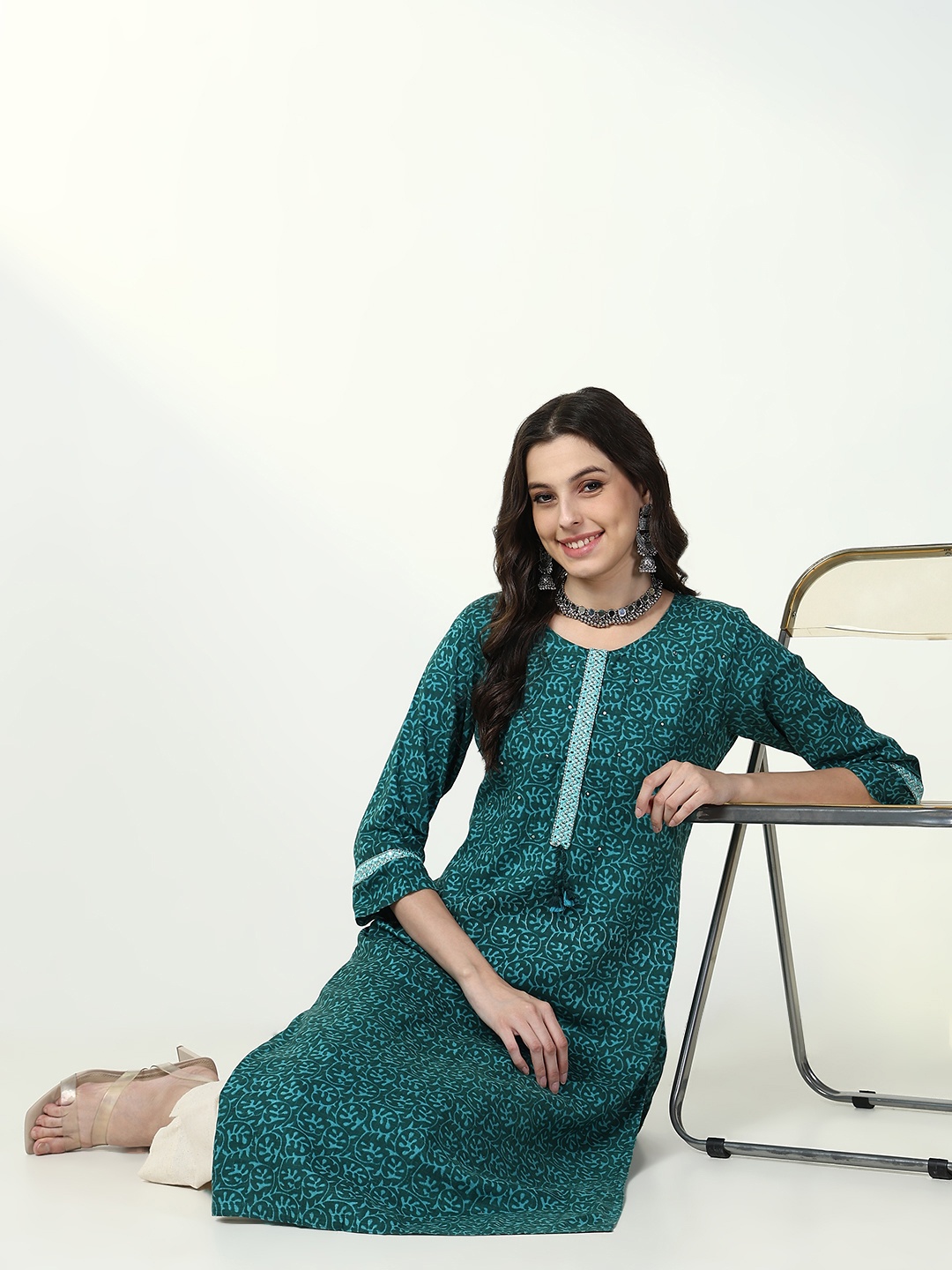 

SHOWOFF Ethnic Motifs Printed Sequinned Cotton Silk Straight Kurta, Green