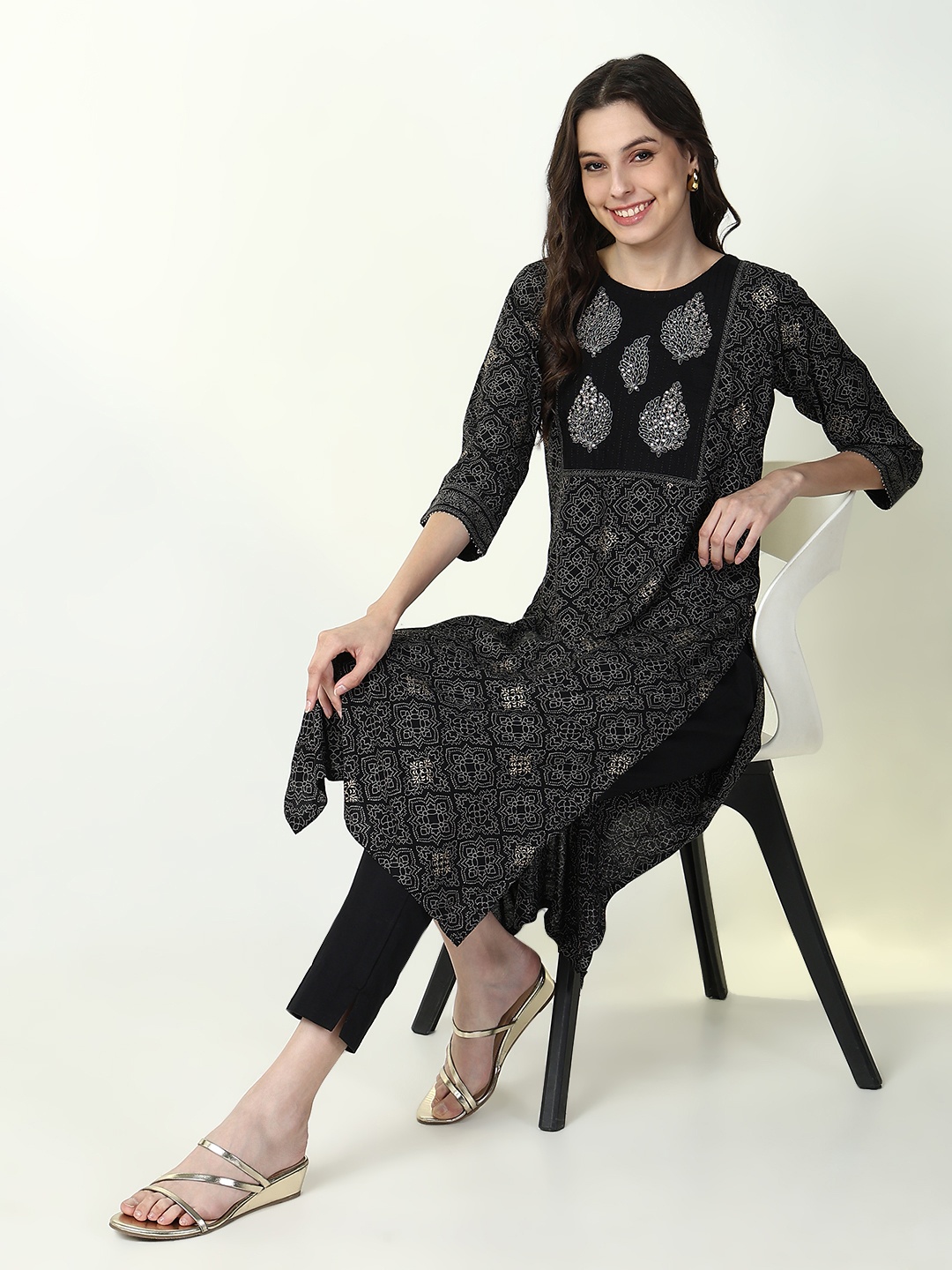 

SHOWOFF Ethnic Motifs Printed Round Neck Sequined Straight Kurta, Black