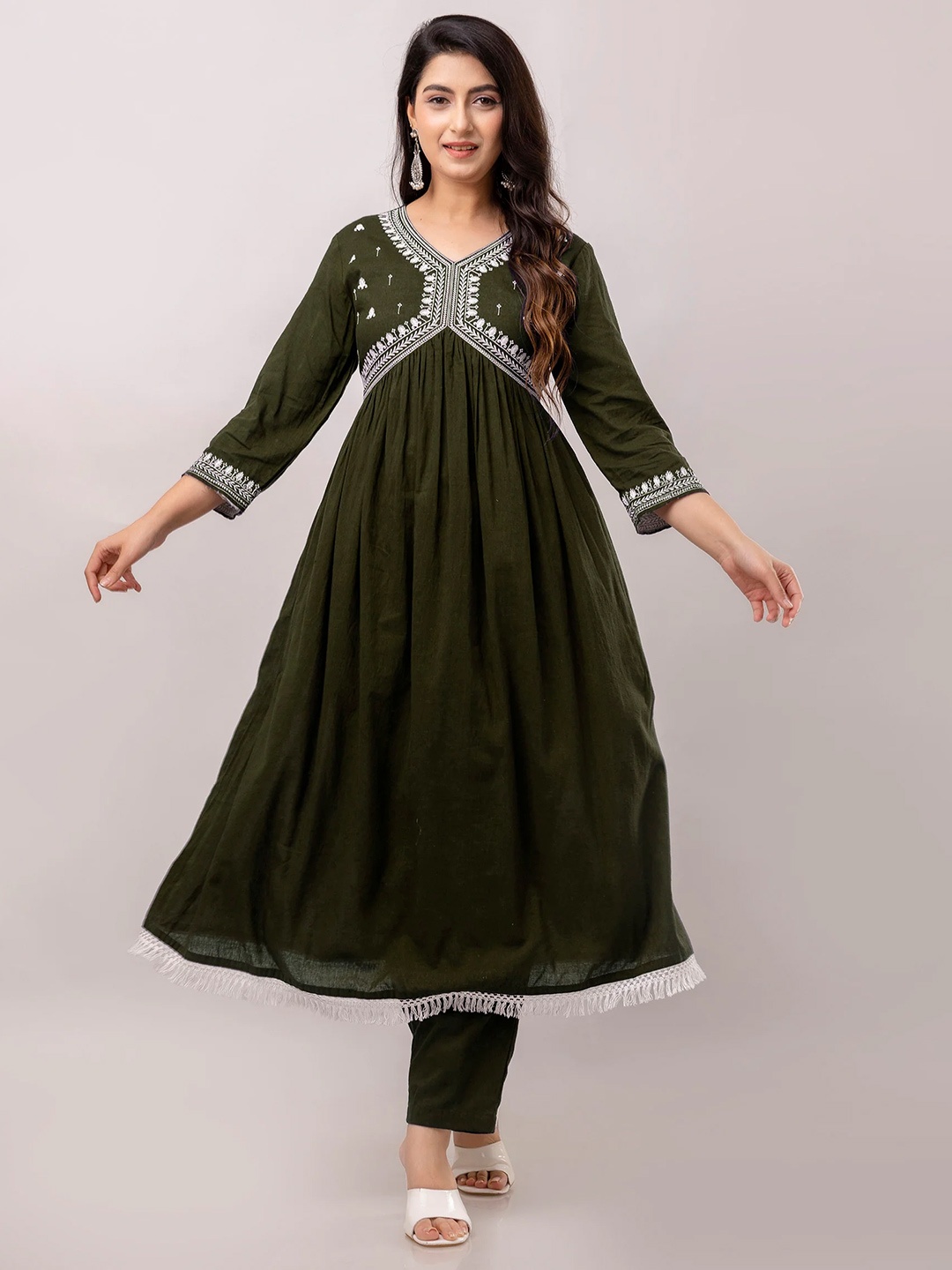 

FrionKandy Ethnic Motifs Yoke Design Pleated Thread Work Kurta with Trouser, Green