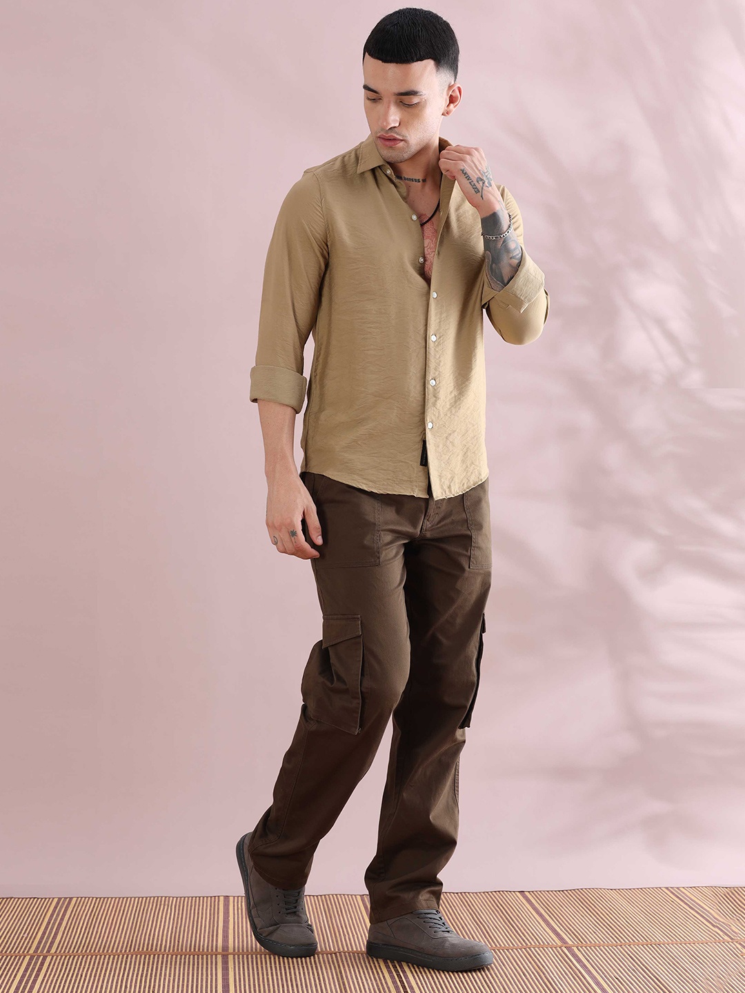 

HOUSE OF MAHNOTS Men Classic Spread Collar Solid Casual Shirt, Brown
