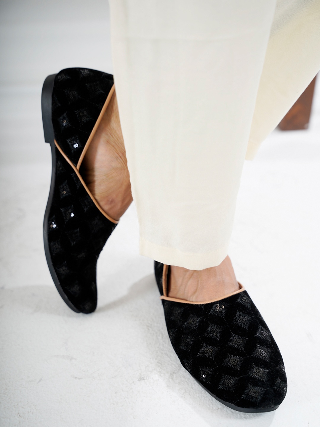 

FAUSTO Men Woven Design Embellished Mojaris, Black