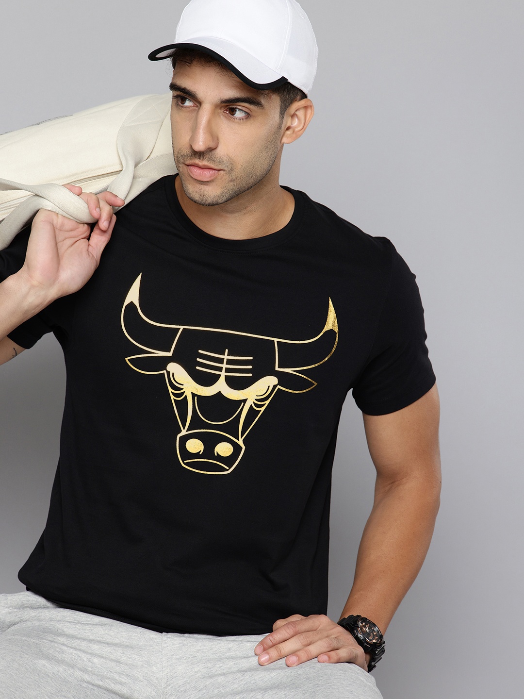 

NBA Men Chicago Bulls Gold Foil Printed T-shirt, Black