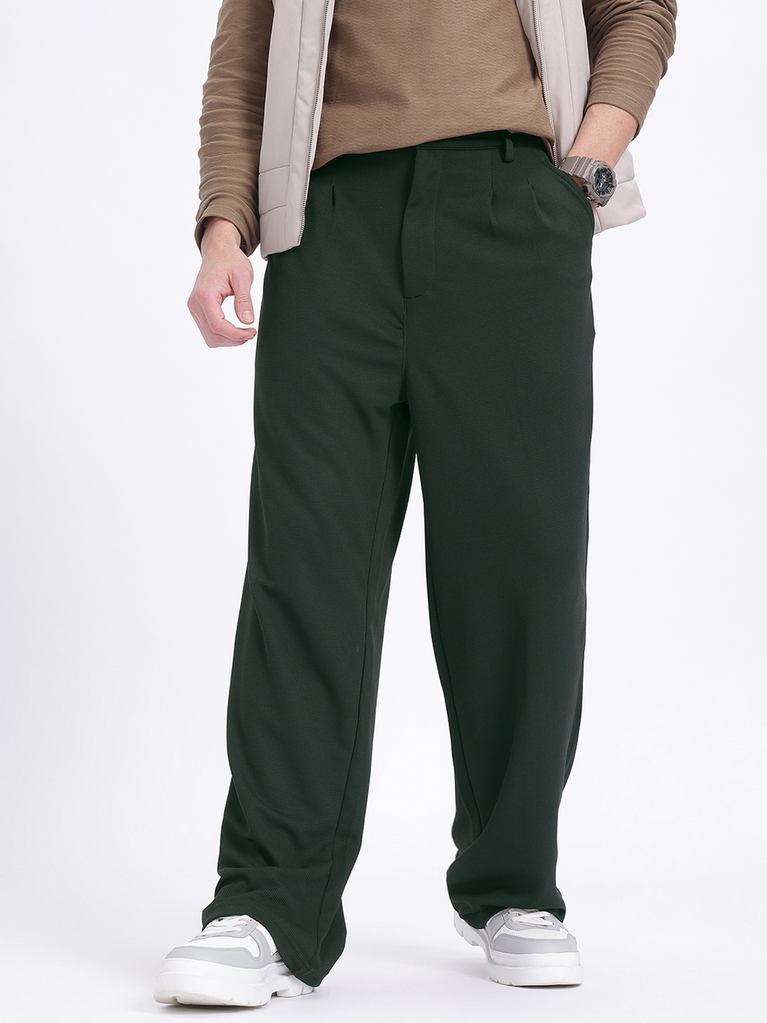 

glitchez Men Essentially Basics Self-Textured Pleated Detail Relaxed Fit Trousers, Green