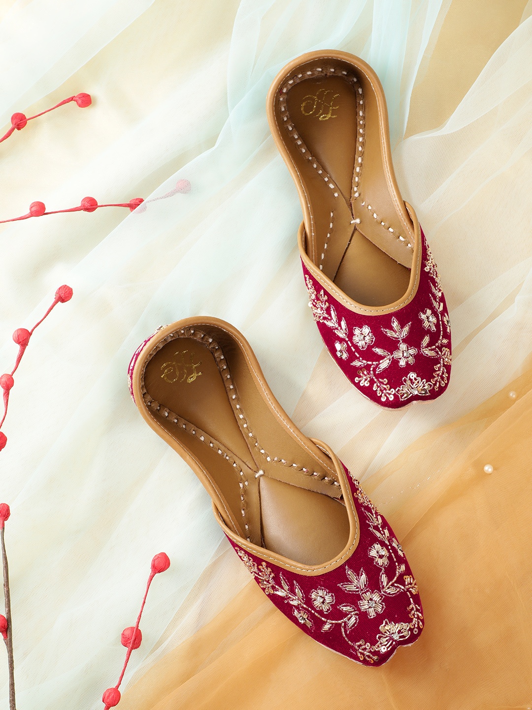 

House of Pataudi Floral Embroidered Ethnic Mojaris, Red