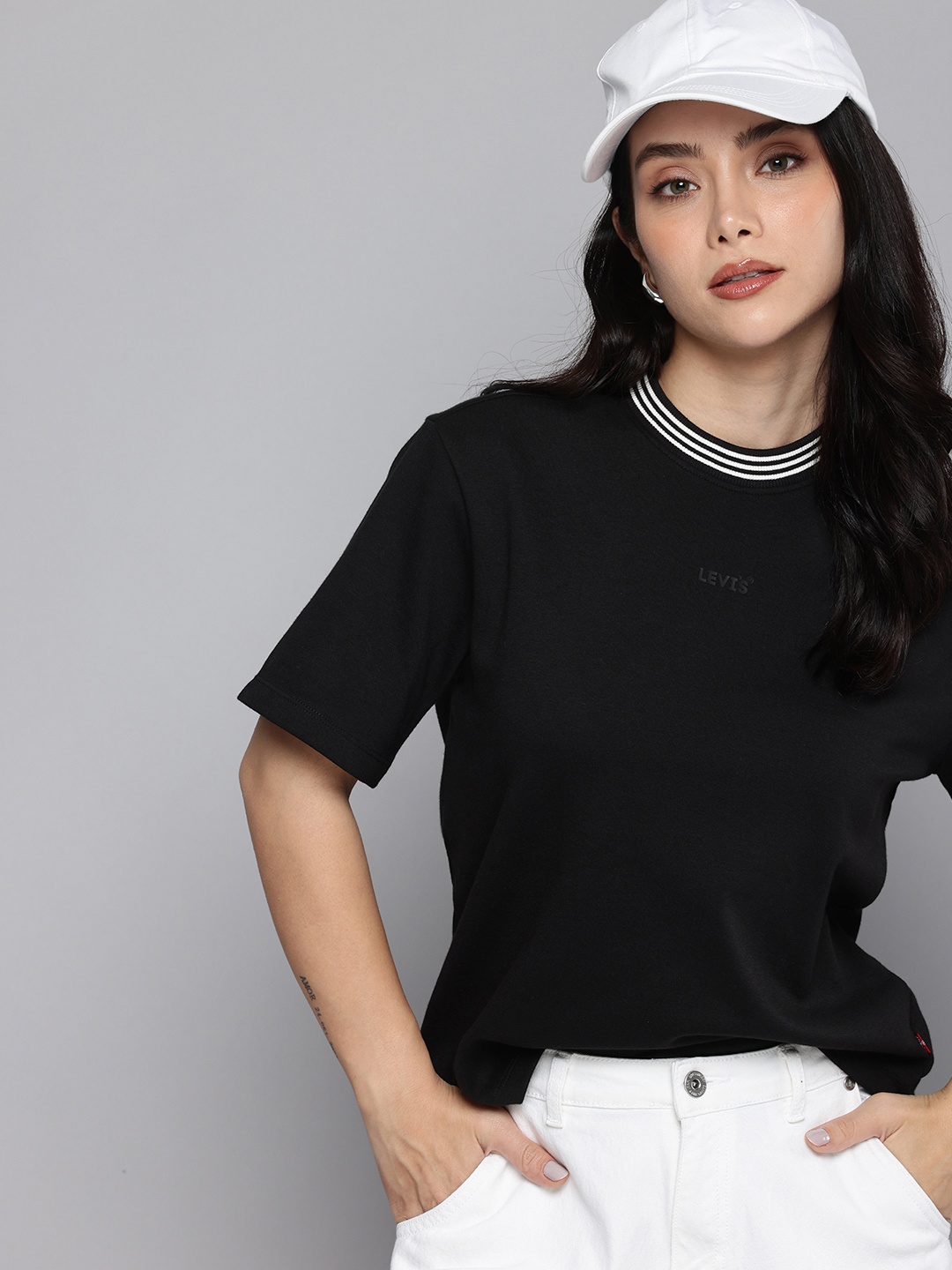 

Levis Round Neck Regular T-shirt, Black