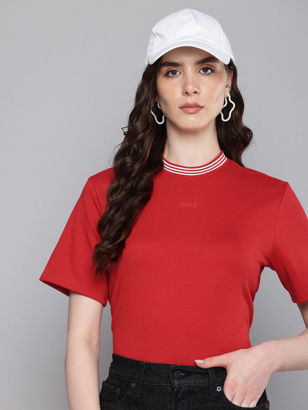 

Levis Round Neck Regular T-shirt, Red