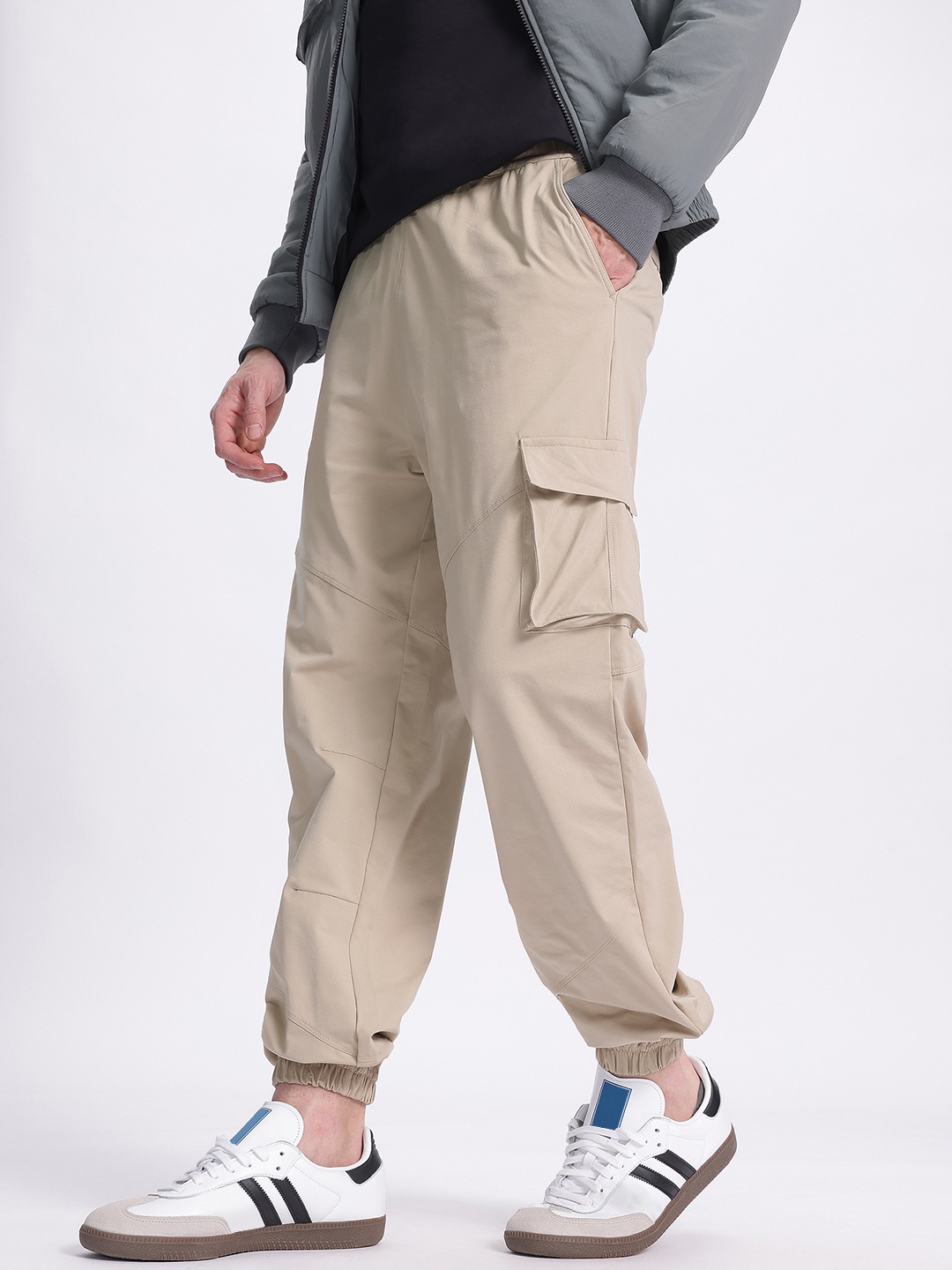 

glitchez Men Convenient Pockets Relaxed Fit Cargo Style Joggers, Beige