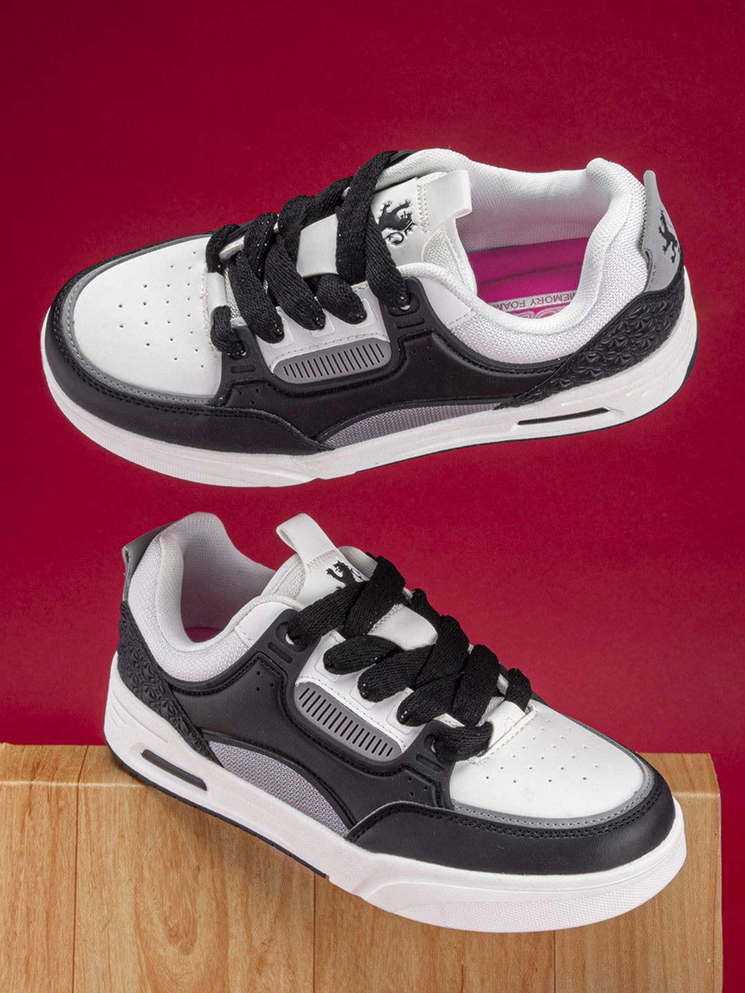 

Red Tape Women Colourblocked Round Toe Sneakers, Black