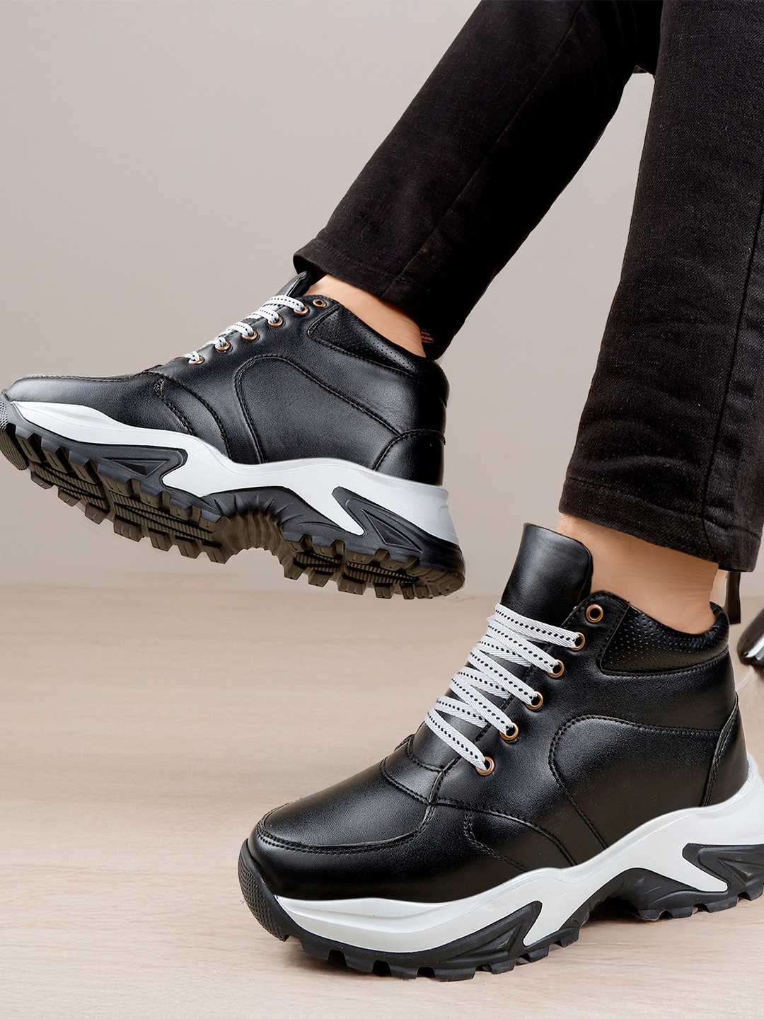 

Bxxy Men Colourblocked High-Top Lace-Ups Round Toe Elevator Sneakers, Black