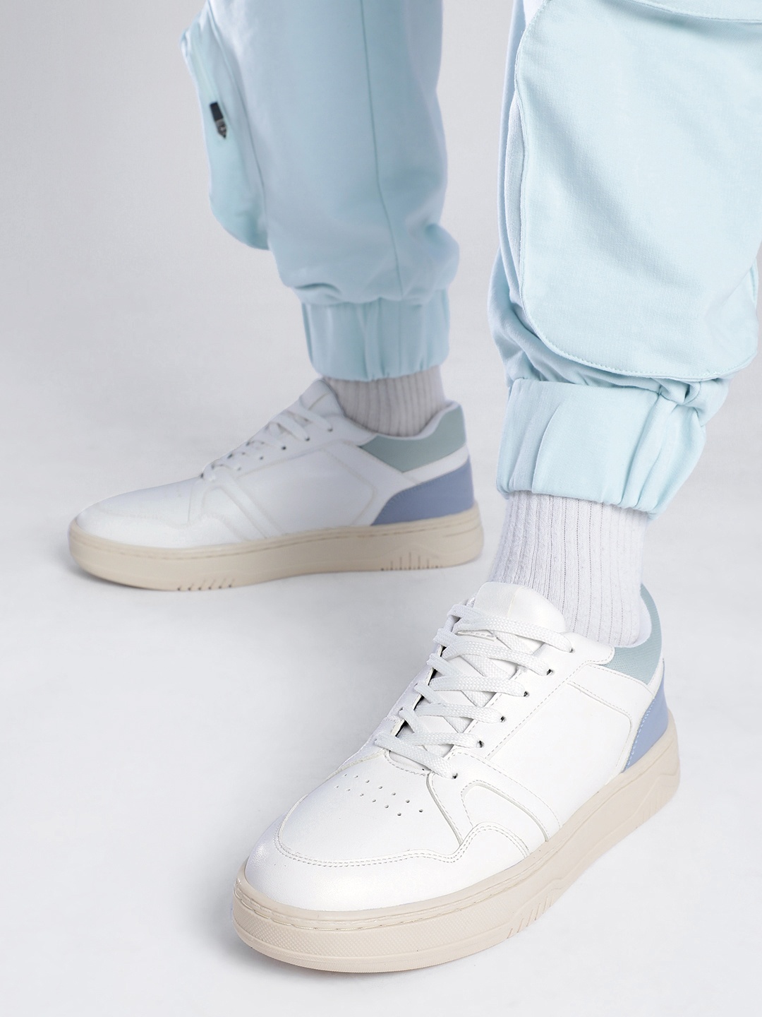 

Roadster Women Perforated Sneakers, White