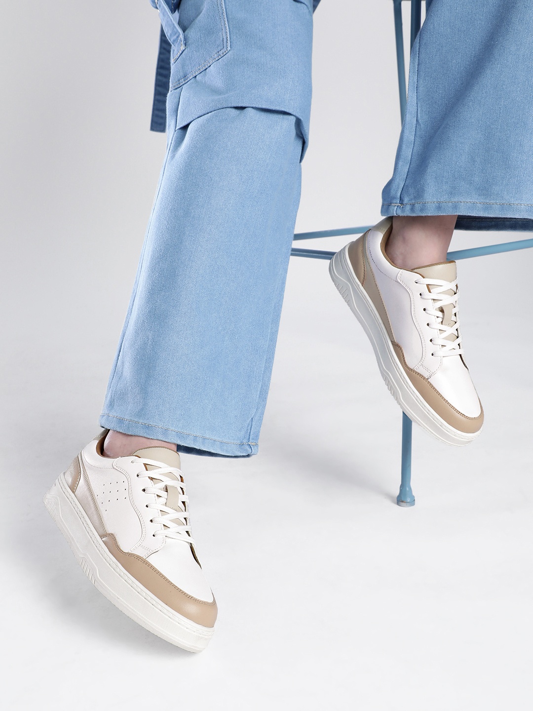 

Roadster Women Sneakers, Off white