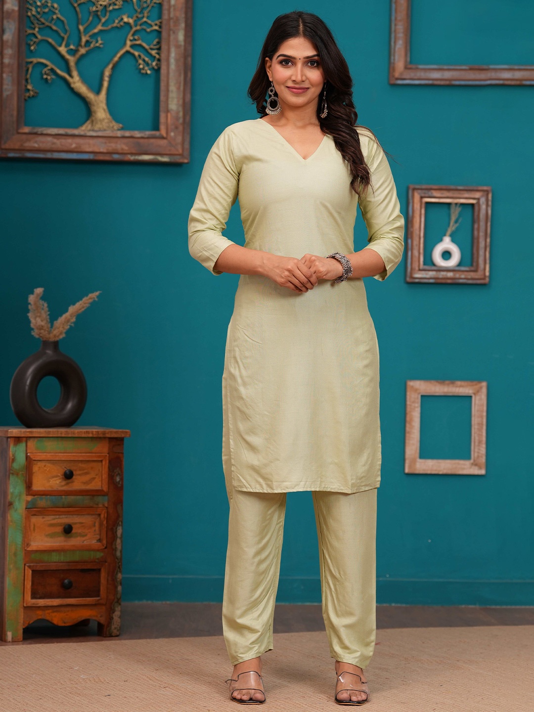 

JAHIDA COMFORT WITH STYLE V-Neck Straight Kurta with Trousers, Green