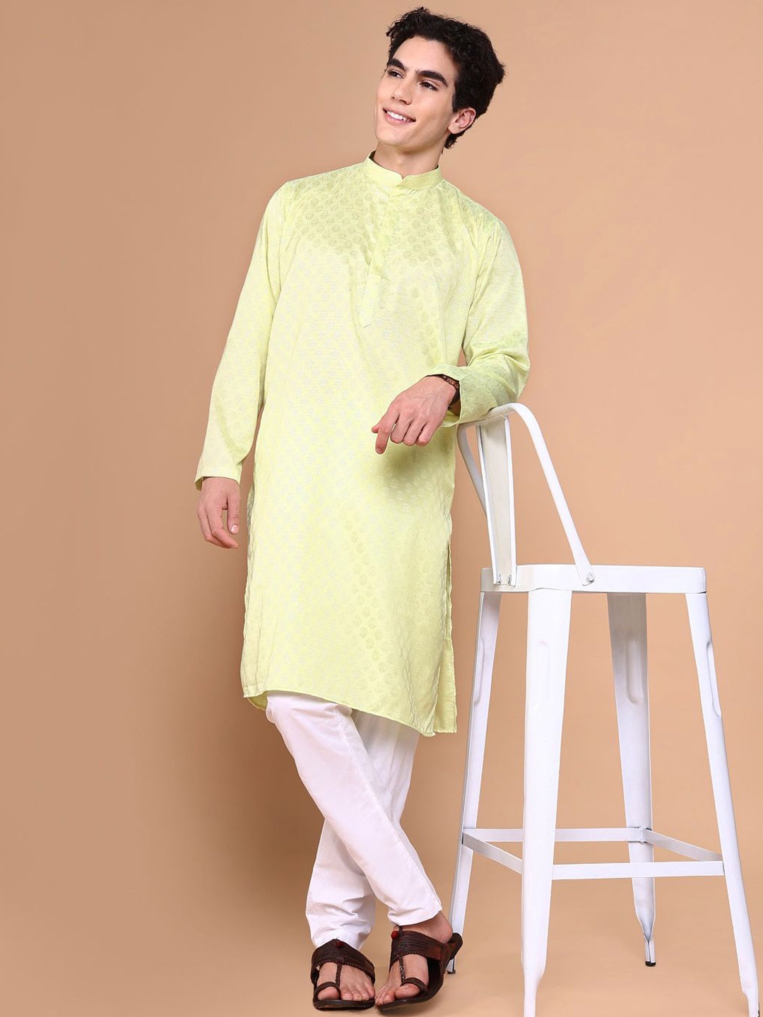 

SHOWOFF Floral Woven Design Mandarin Collar Straight Kurta With Trousers, Green