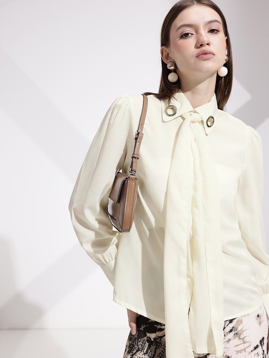 

her by invictus Spread Collar With Tie-Up Casual Shirt, Off white