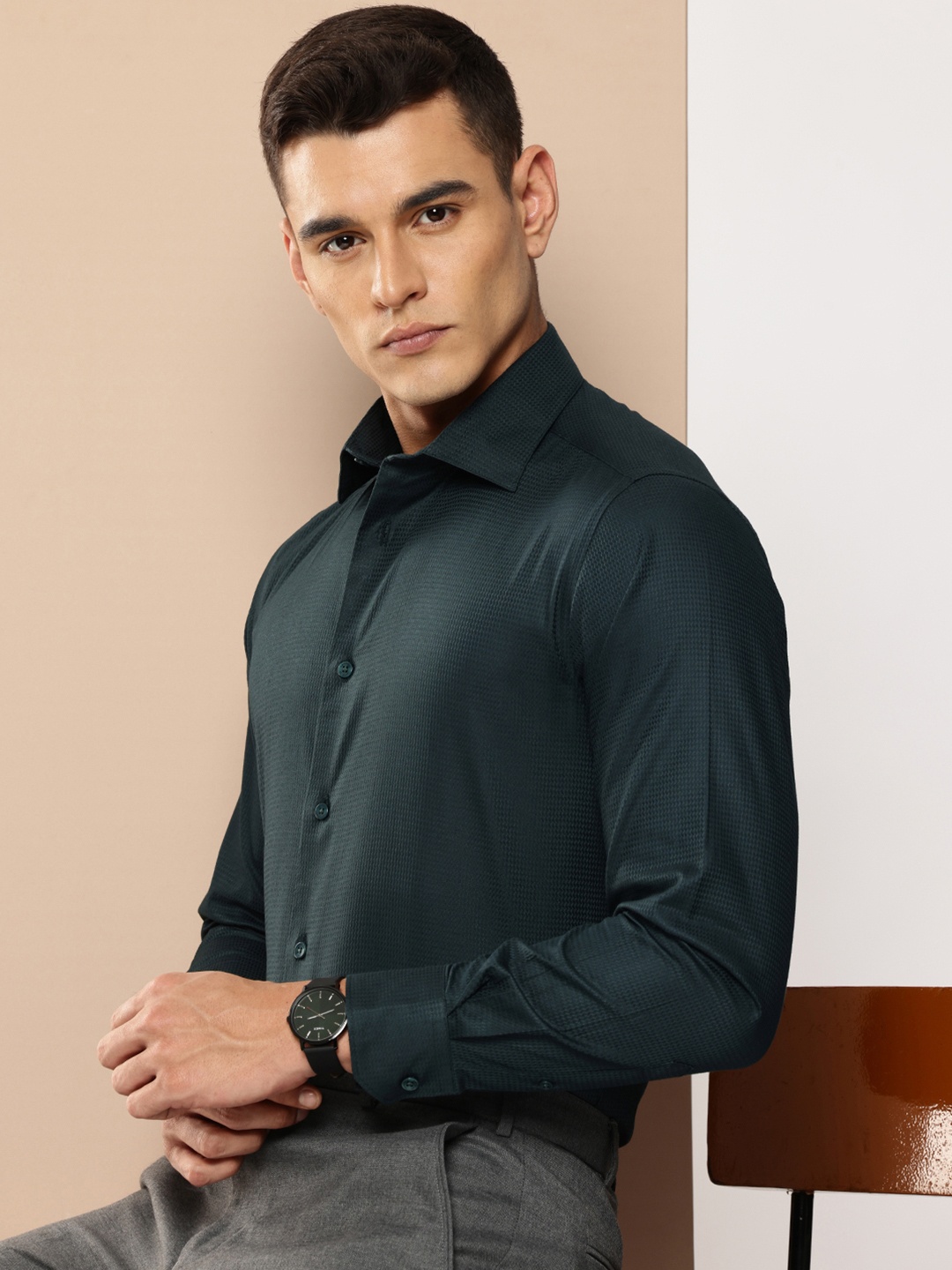 

INVICTUS Pure Cotton Self Design Slim Fit Opaque Formal Shirt, Green