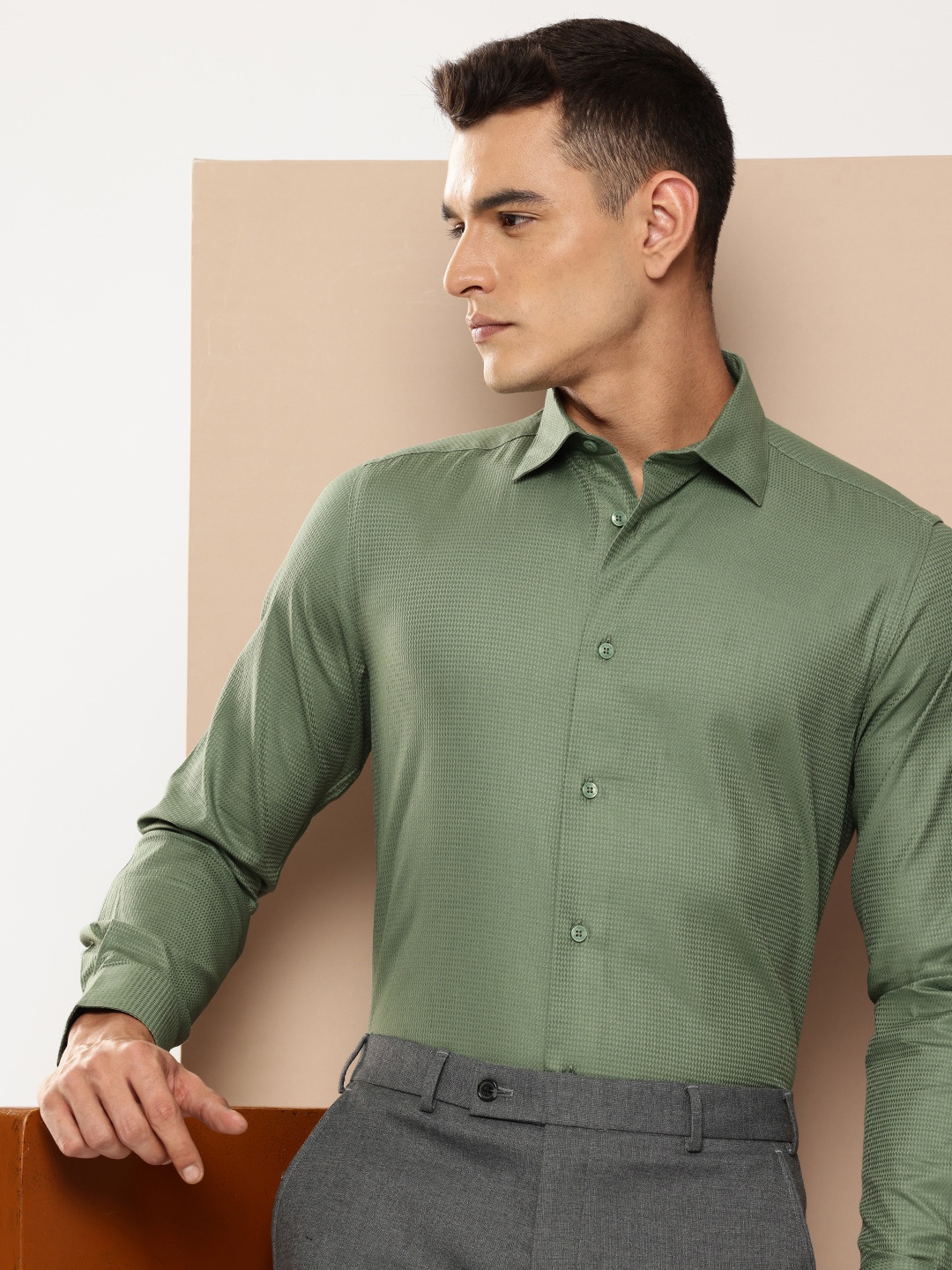 

INVICTUS Pure Cotton Self Design Slim Fit Opaque Formal Shirt, Green