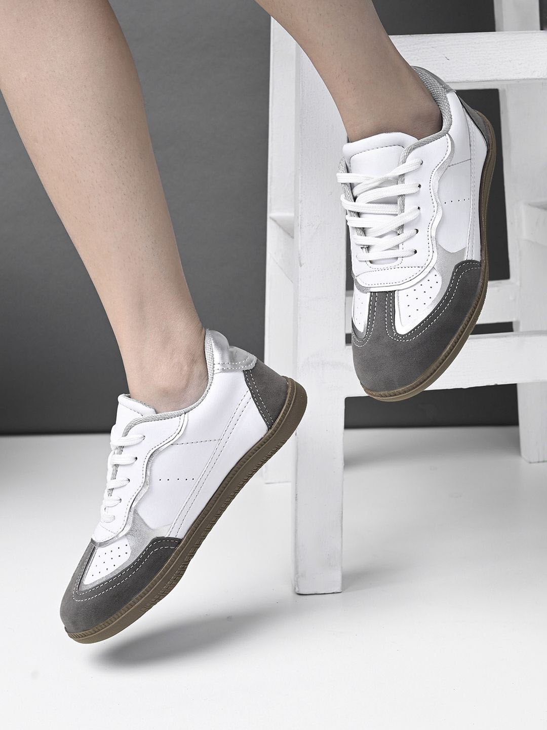 

The Roadster Lifestyle Co Women Round Toe Laced Up Sneakers, White