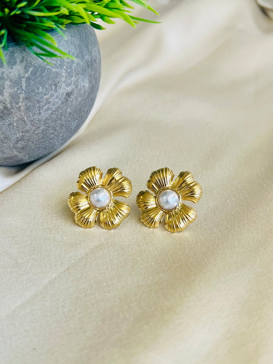 

MYKI Gold-Plated Showstopping Stainless Steel Floral Shaped Beaded Studs