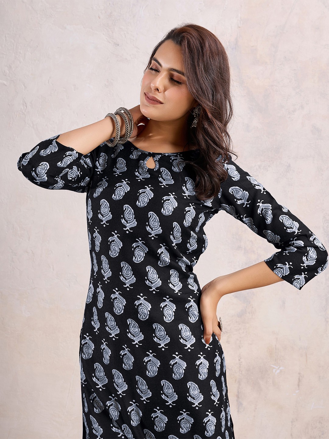 

MOJILAA Paisley Printed Keyhole Neck Linen Straight Kurta, Black