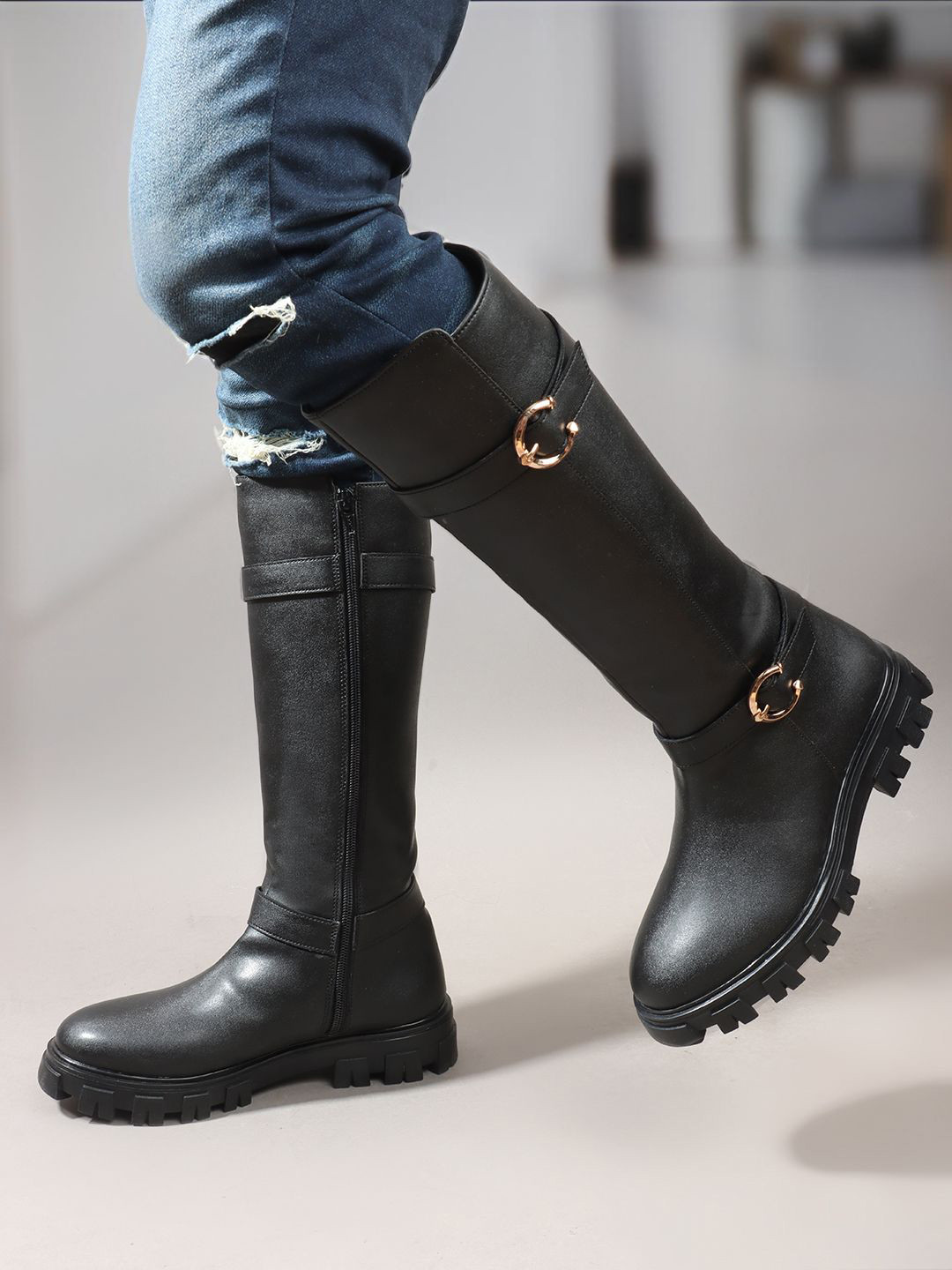 

Carlton London Women Buckle Detail Round Toe Winter Boots, Black