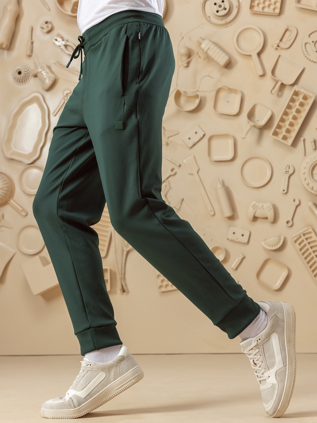 

DAMENSCH Men Mid-Rise Regular Fit Joggers, Green