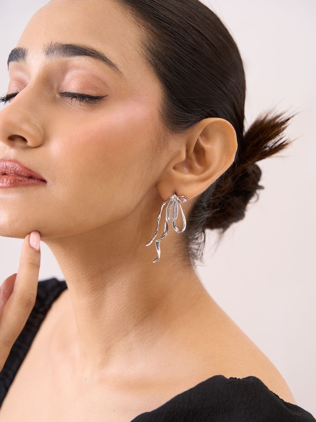 

ToniQ Silver-Plated Contemporary Bow Studs Earrings