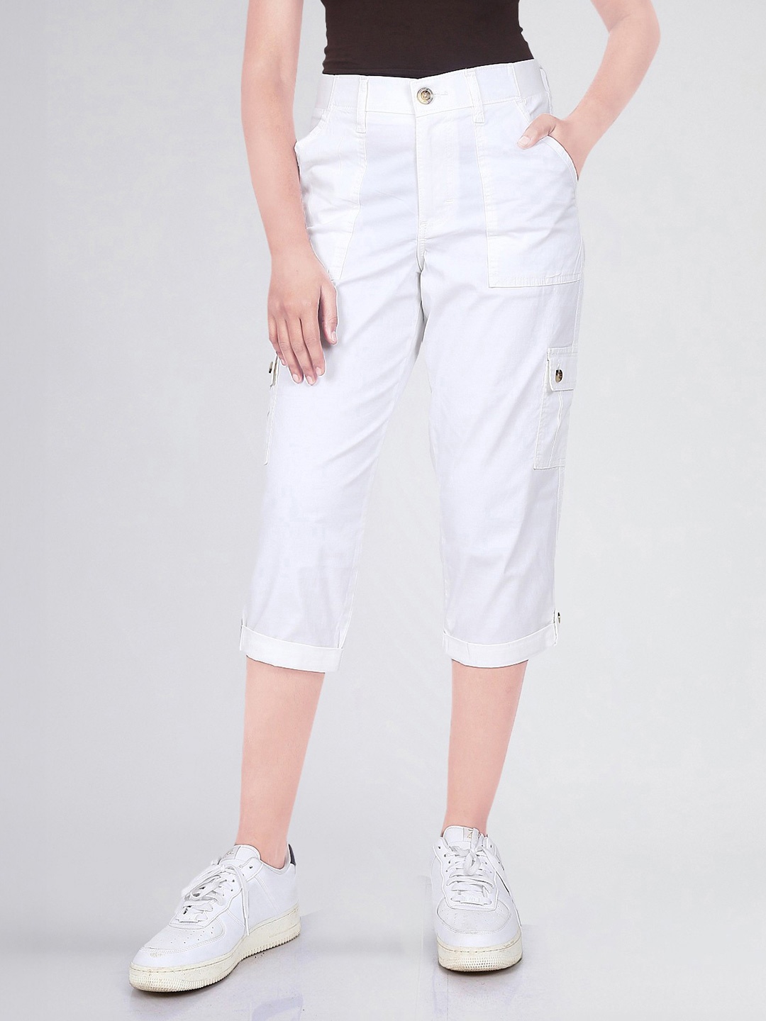 

Lee Women Mid Rise Comfort Fit Capris, White