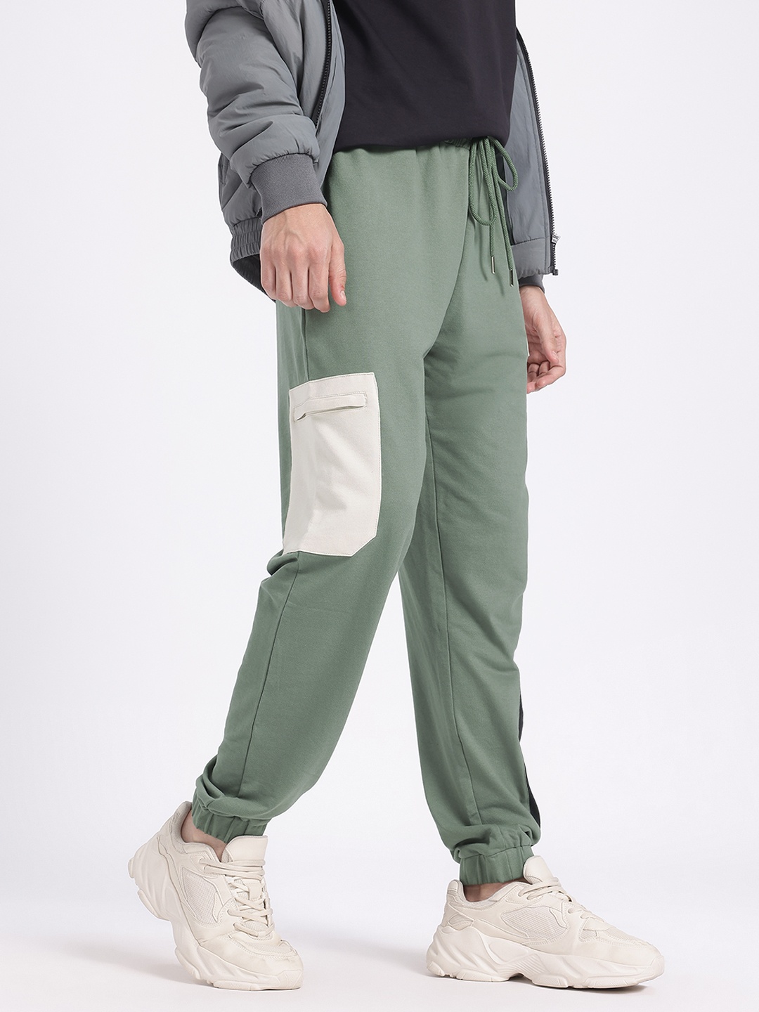 

glitchez Men Contrast Stitch Relaxed Fit Joggers, Green