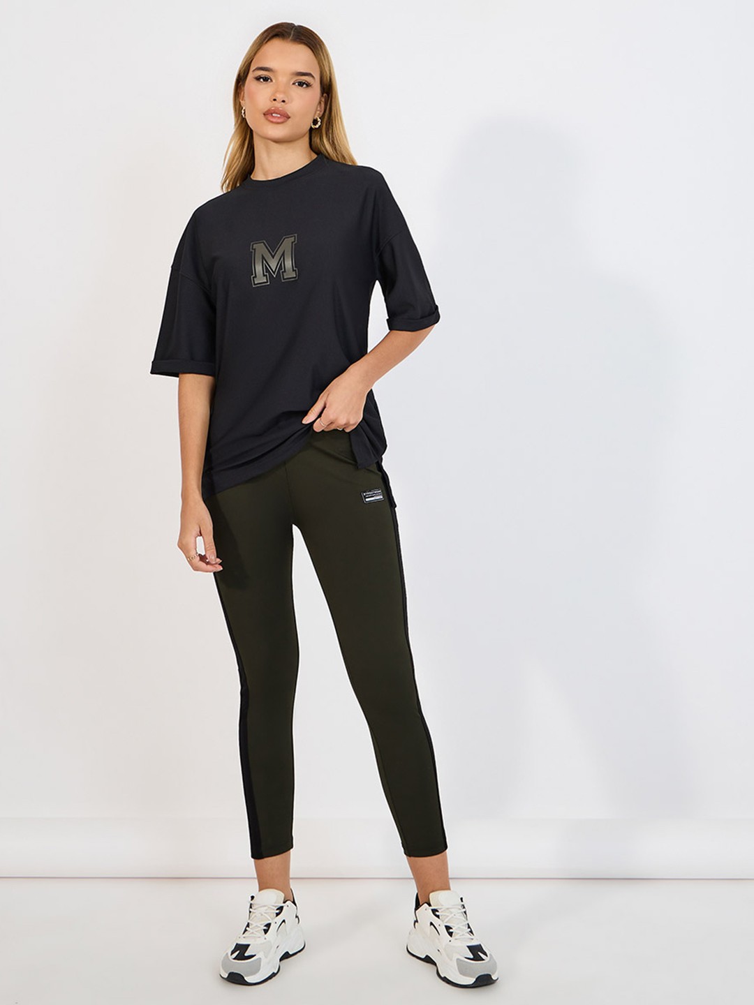 

Styli Women Oversized T-Shirt with Chest Print & Fitted Leggings Co-Ords Set, Black