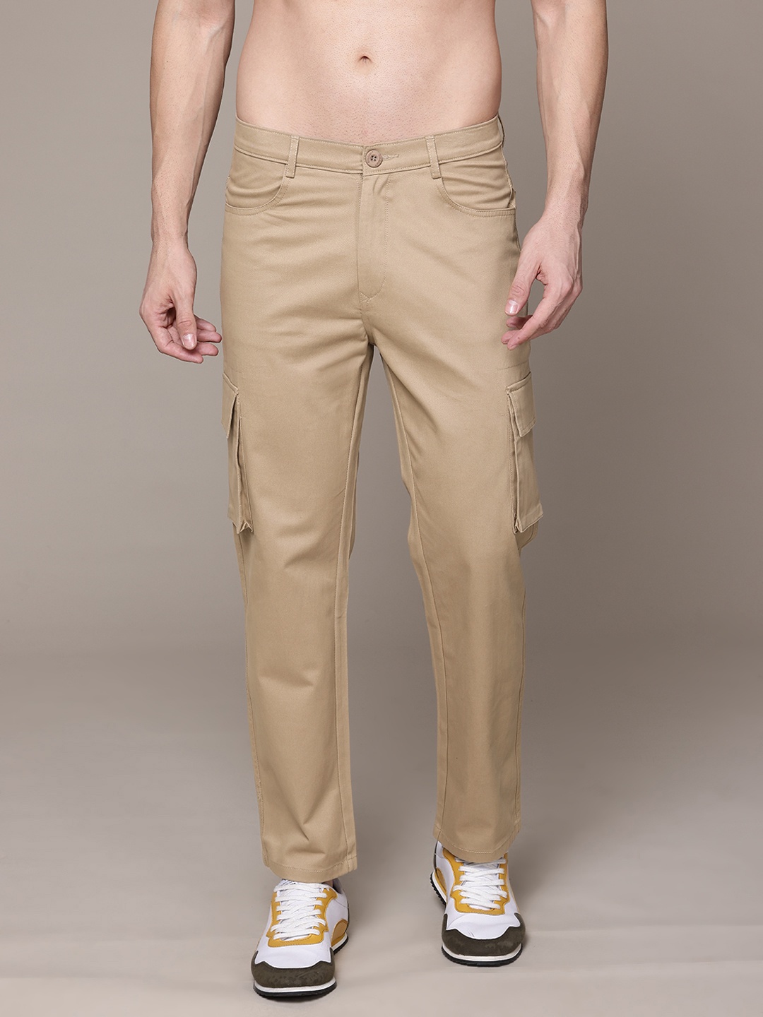 

The Roadster Lifestyle Co. Men Relaxed Fit Cargo Trousers, Khaki