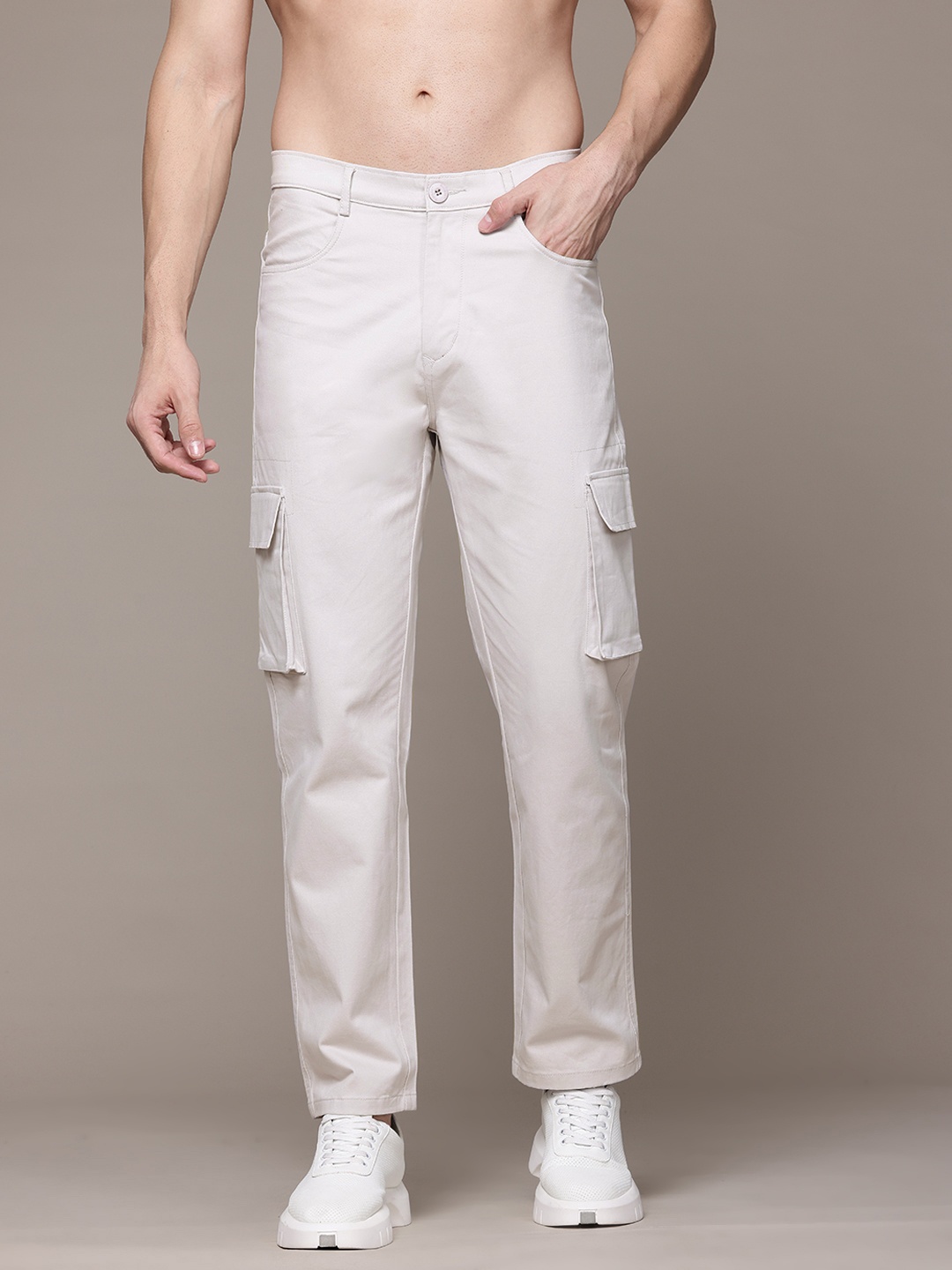 

The Roadster Lifestyle Co. Men Relaxed Fit Cargo Trousers, Off white