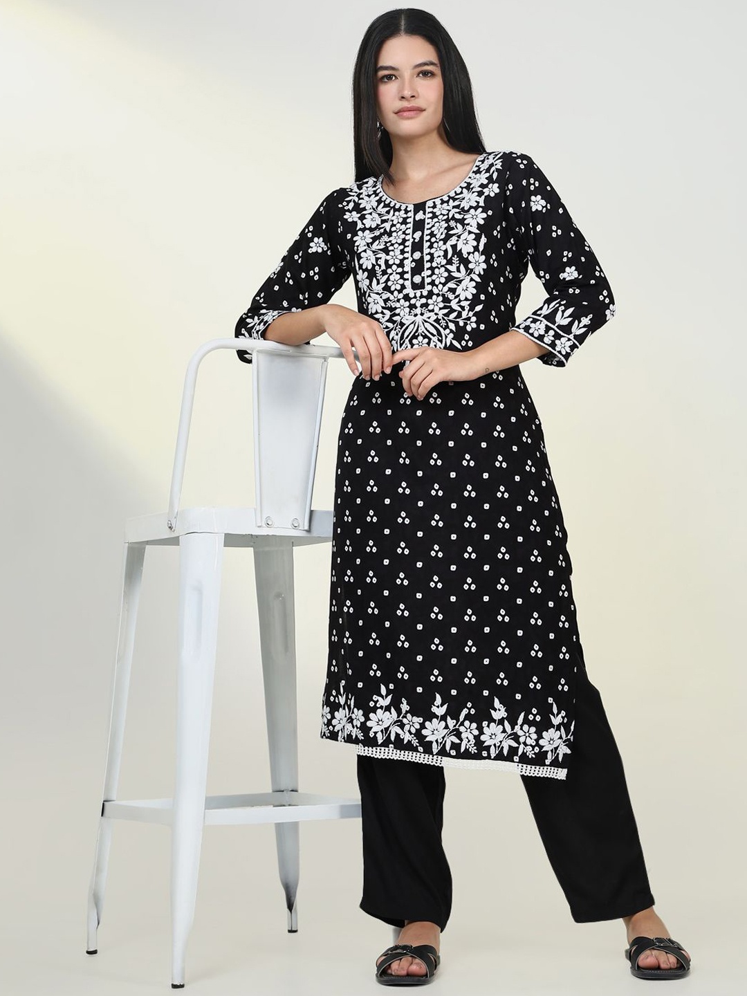 

SHOWOFF Round Neck Bandhani Printed Chikankari Straight Kurta, Black