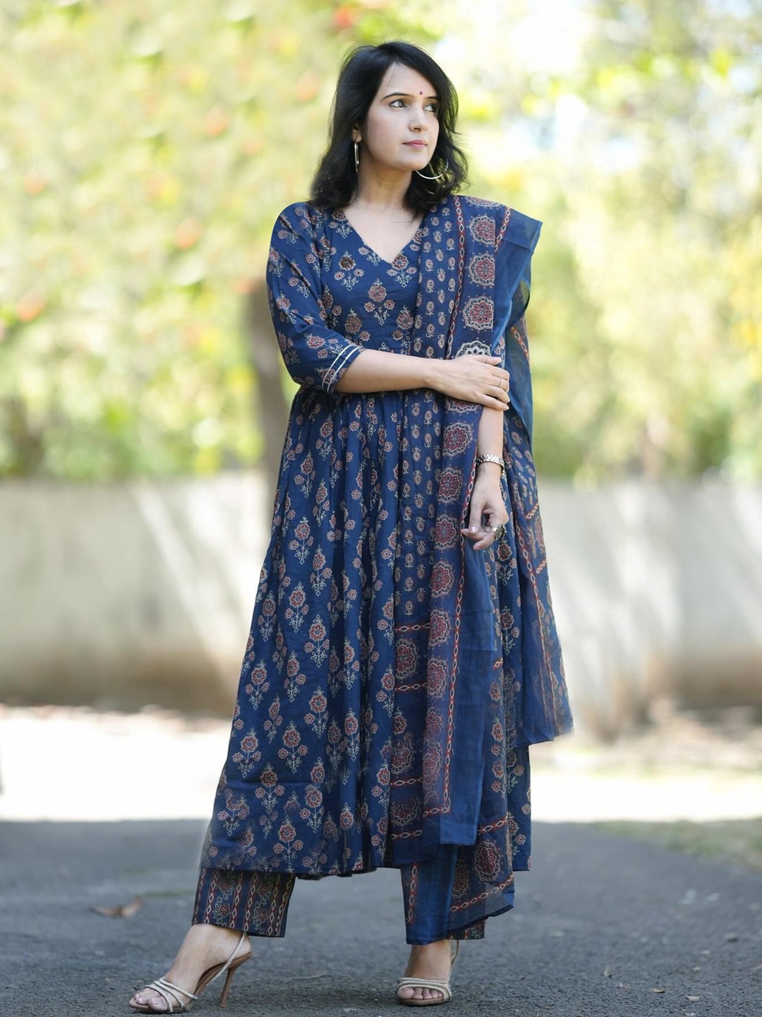 

GoSriKi Floral Printed Regular Anarkali Kurta with Trousers & Dupatta, Blue