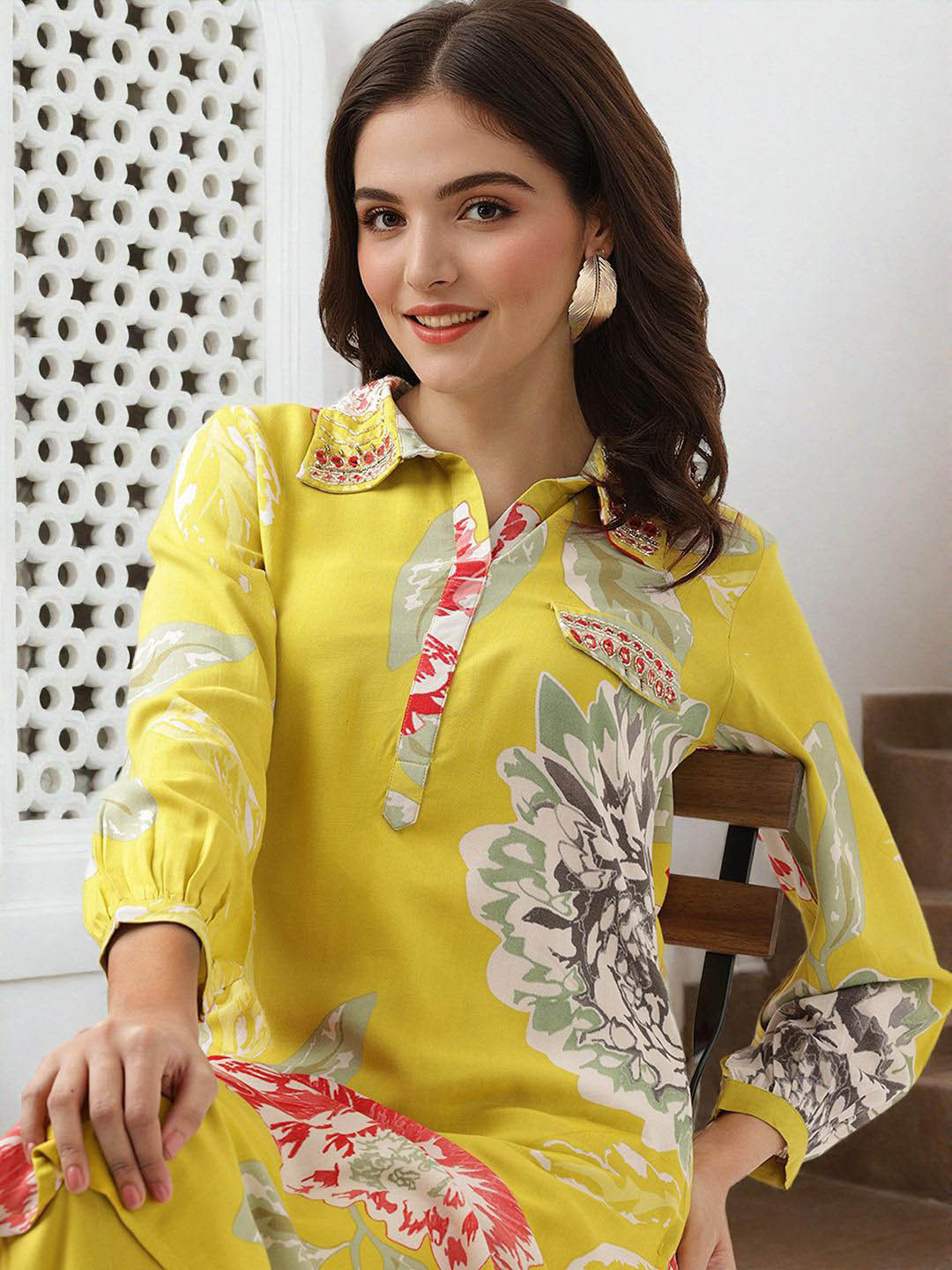 

Ishin Floral Printed Straight Kurta With Trouser, Yellow