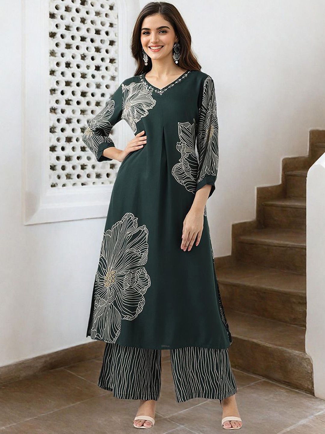 

Ishin Floral Printed Straight Kurta With Palazzos, Green
