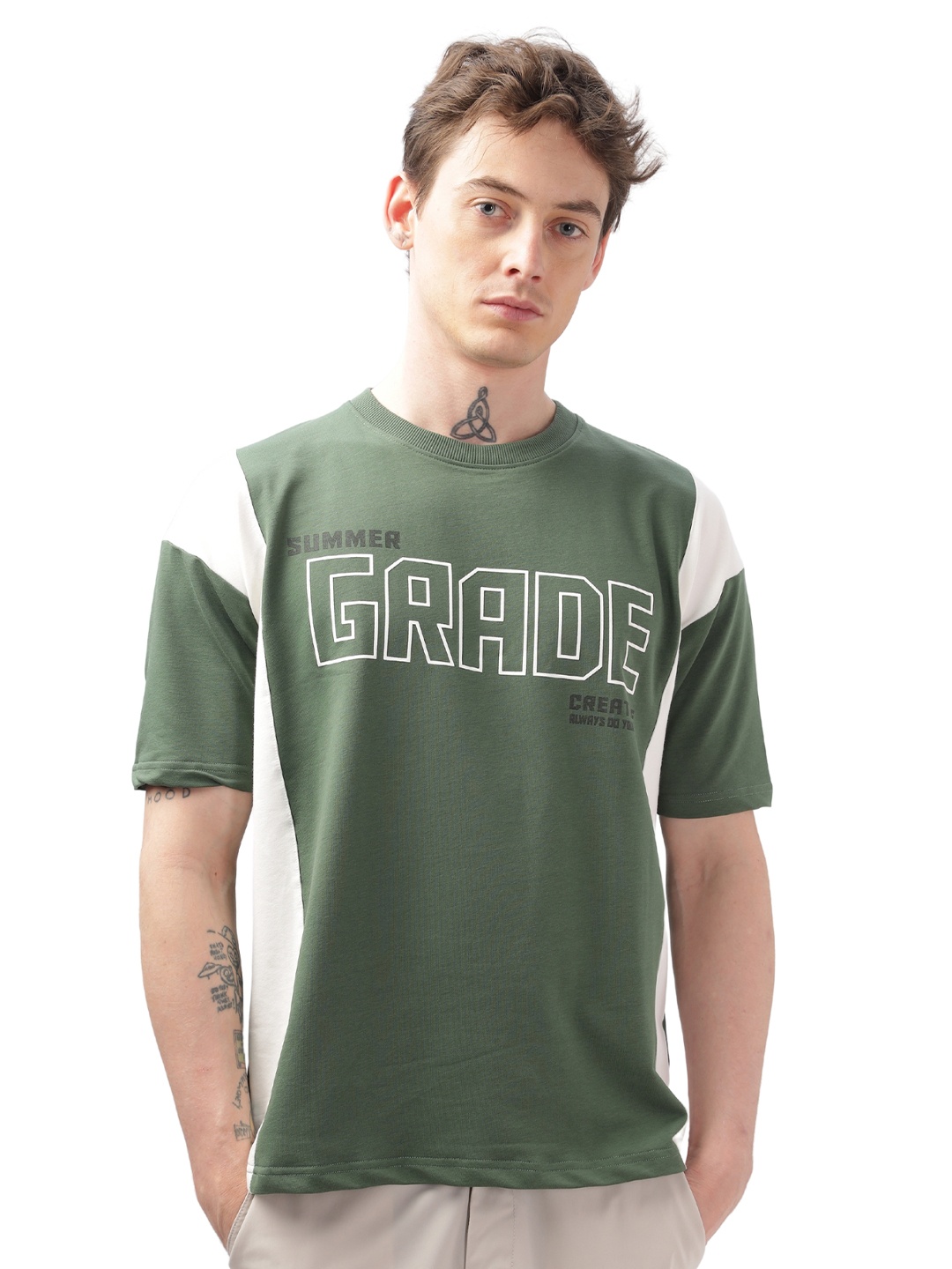 

ilyzly Men Typography Printed Drop-Shoulder Sleeves Pure Cotton T-shirt, Green