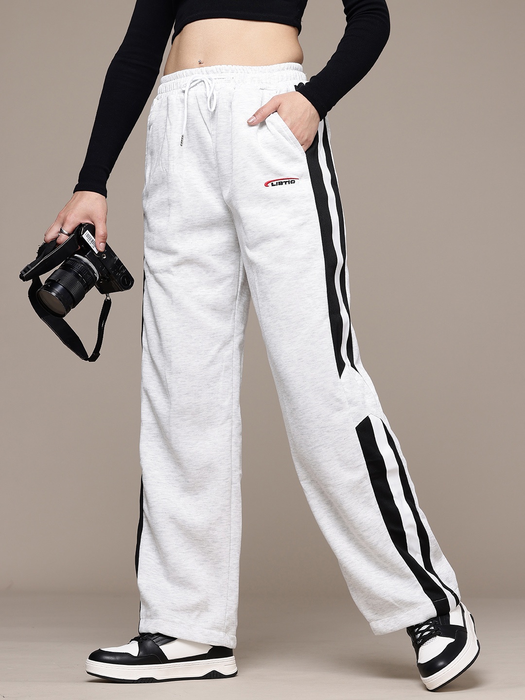 

The Roadster Life Co. Women Striped Jogger Trousers, Grey melange