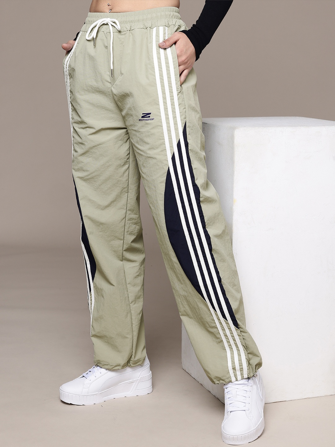 

The Roadster Life Co. Women Mid-Rise Trousers, Green