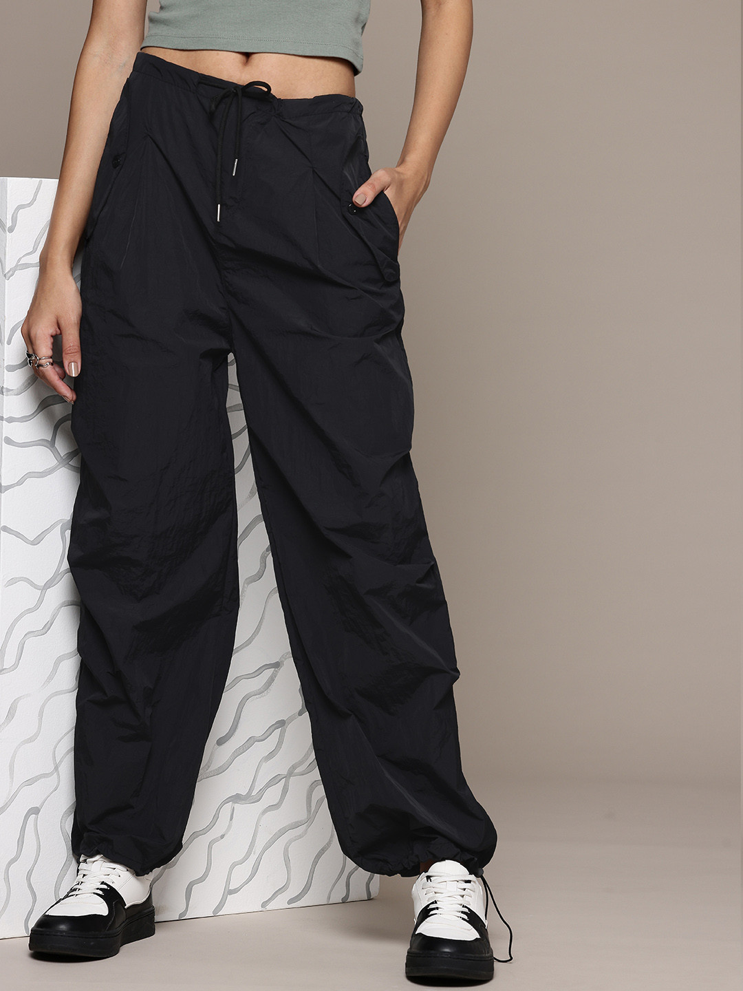 

The Roadster Life Co. Women Parachute Trousers, Black