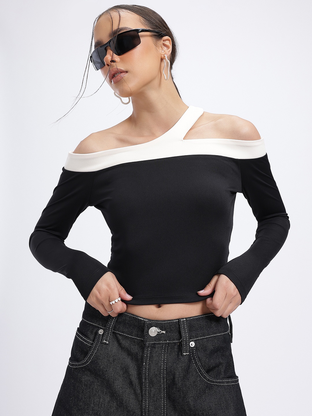 

glitchez Contrasting Hues Off-Shoulder Crop Fitted Top, Black