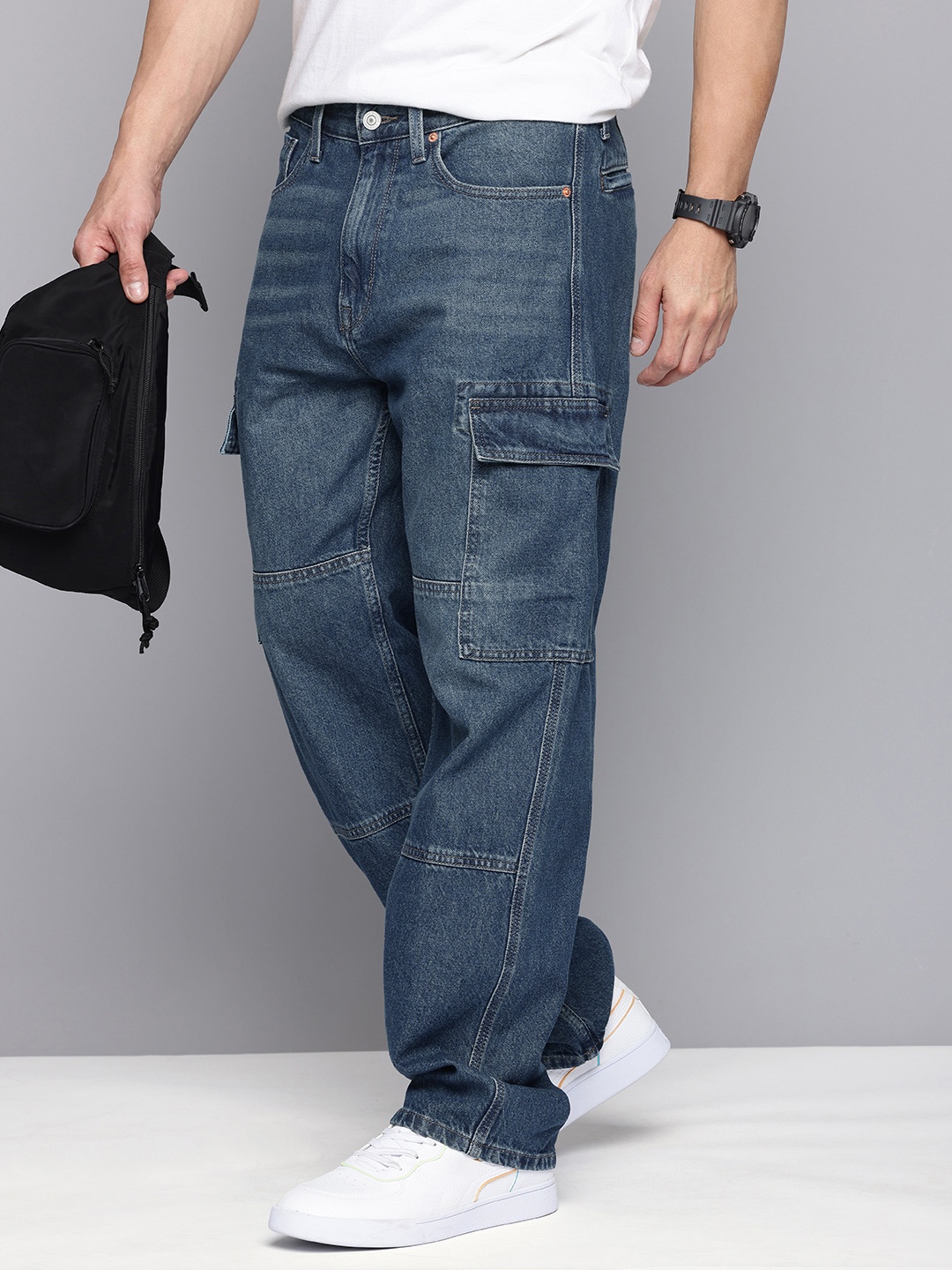 

Flying Machine Men Loose Cargo Fit Low-Rise Light Fade Jeans, Blue