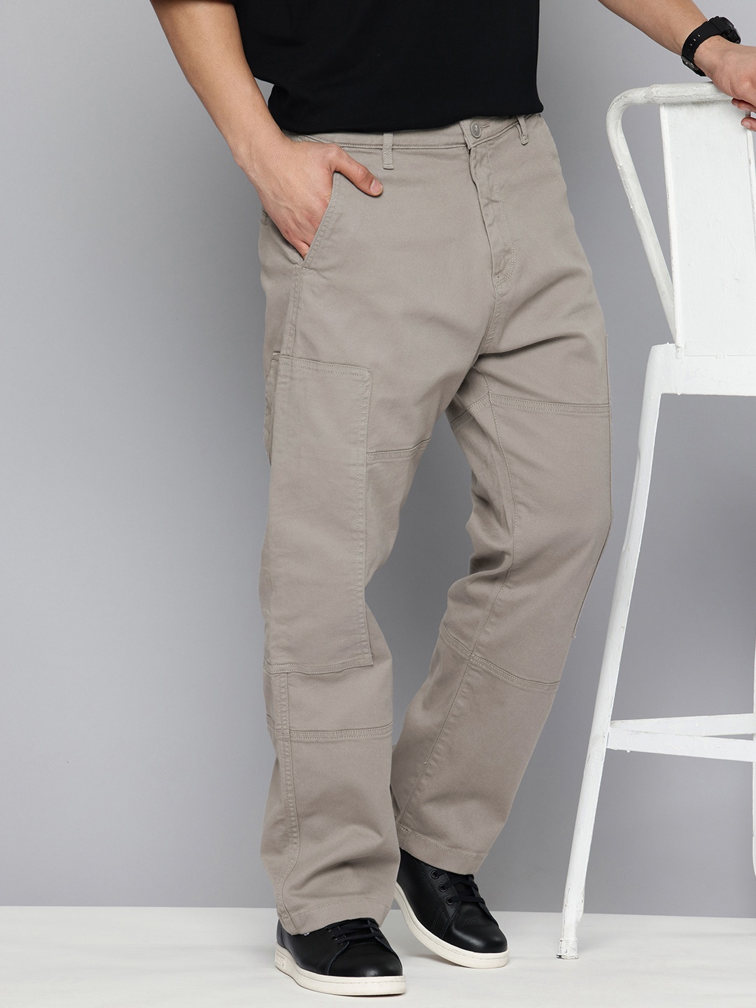 

Flying Machine Men Loose Fit Cargos Trousers, Grey