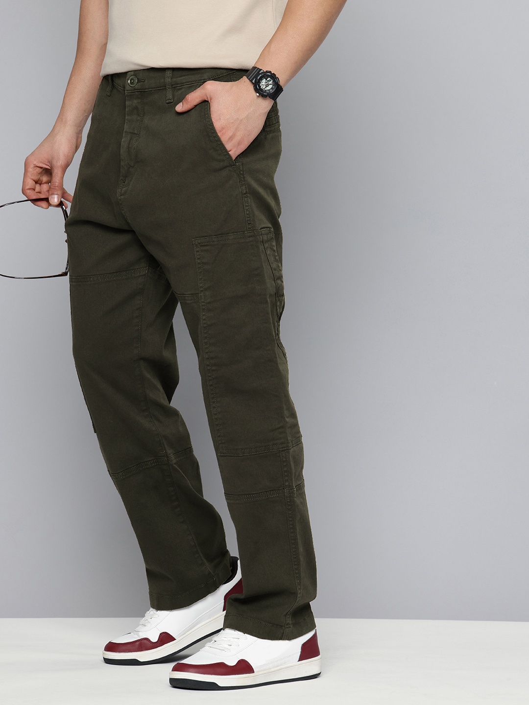 

Flying Machine Men Loose Fit Cargos Trousers, Olive