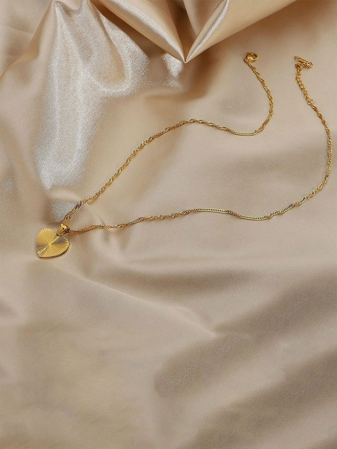 

DressBerry 18k Gold Plated Heart Shaped Pendant Necklace