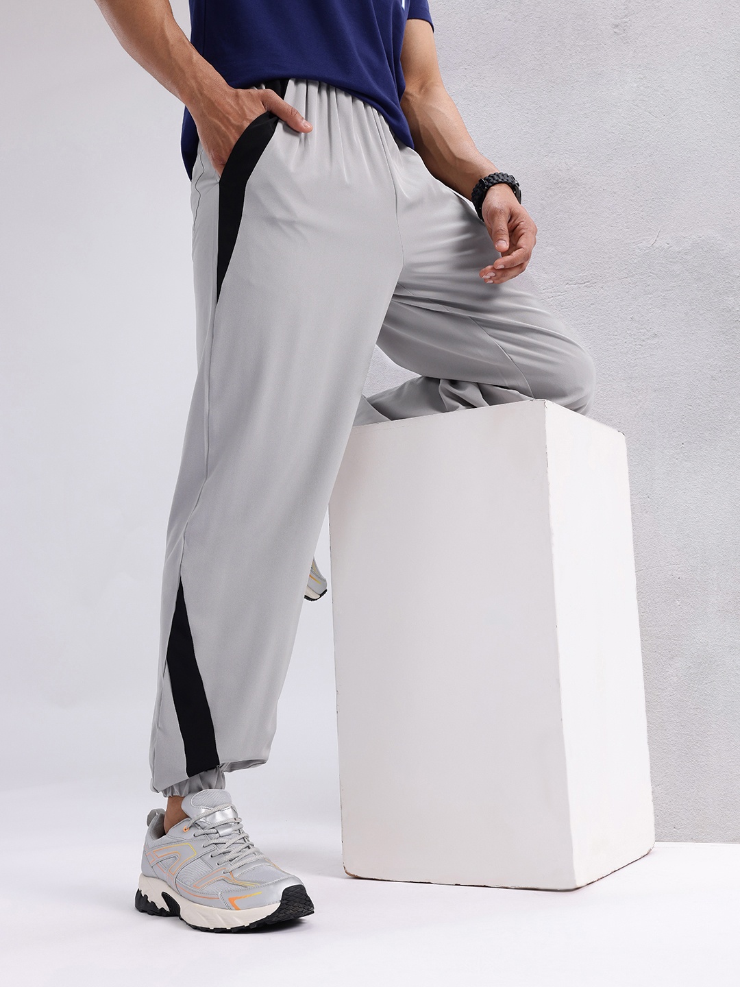 

HRX by Hrithik Roshan Men Regular Fit Joggers, Grey
