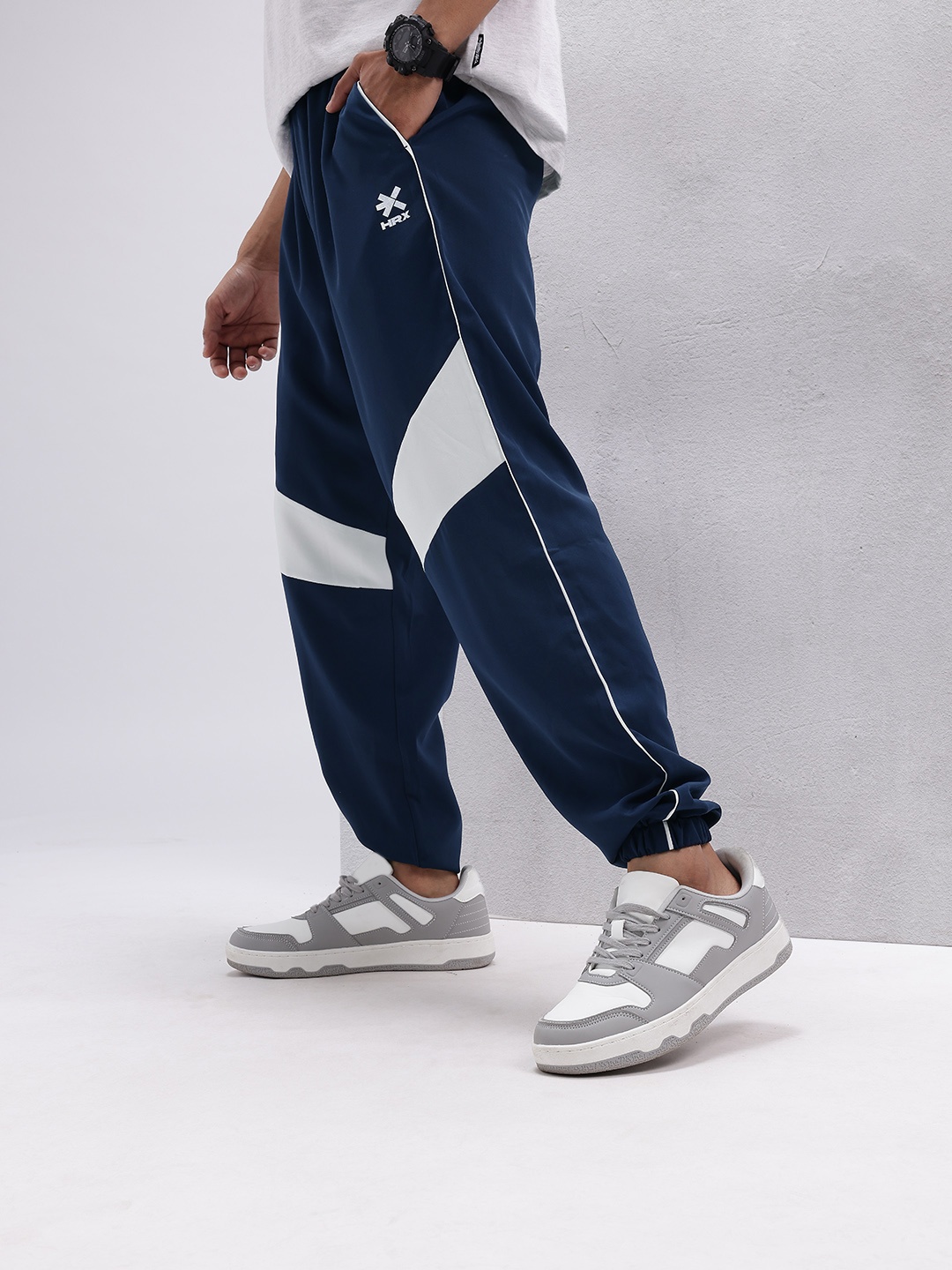 

HRX by Hrithik Roshan Men Lifestyle Contrast Piping Detail Joggers, Navy blue